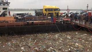 Malul Dunării, sufocat de gunoaie. Strat gros de peturi, întins pe zeci de metri la trecerea bacului din Galaţi