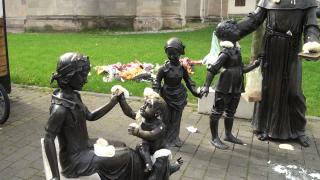 Statui vandalizate în Cetatea Alba Carolina. Indivizii, care au lipit aluat de plăcinte pe monumente, sunt de negăsit