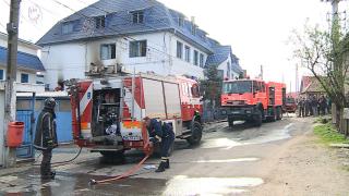 Incendiu soldat cu victime la o fabrică din Mureş. O femeie de 62 de ani a ajuns la spital cu arsuri grave după ce ventilatorul fabricii a luat foc