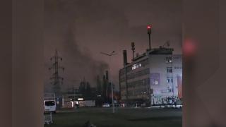 Mai multe persoane evacuate după un incendiu violent la o fabrică din Iaşi. Un fum negru a cuprins cerul după ce mai multe deşeuri au luat foc