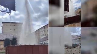 Fântână arteziană "răsărită" în Dej, după ce o conductă de apă a explodat. Oamenii spun că era fisurată de câteva săptămâni