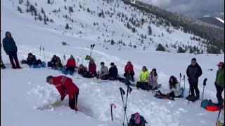 Lecţii de distracţie în tabăra pentru copii din staţiunea Râuşor. Tinerii au învăţat să se caţere şi cum să supravieţuiască pe munte