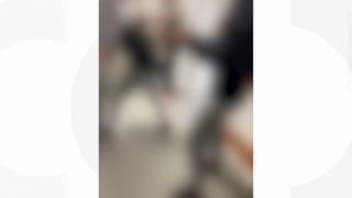 Ring de box pe holurile unui liceu din Vrancea. Trei elevi, filmaţi în timp ce îşi împart pumni şi picioare într-o pauză