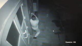 La furat de Înviere: Un bărbat a încercat să spargă anexa unui bloc din Maramureş. Într-o pauză de ţigară, şi-a dat seama că e filmat