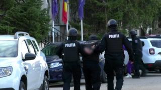 Barbi, Ţuţu Butuc, Vali Peşte şi alţi 4 prieteni s-au deghizat în poliţişti pentru o răzbunare. Victimele le-ar fi furat drogurile