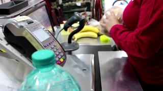 CAMERA ASCUNSĂ. Reacţia unei vânzătoare când clientul încearcă să plătească 4 lei cu cardul