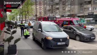 O femeie de 70 de ani s-a ales cu răni grave, după ce a fost prinsă sub o mașină, pe un trotuar din Cluj. Șoferul ar fi dat cu spatele și nu ar fi văzut-o