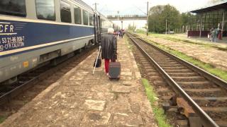 O locomotivă care a deraiat în Vrancea, înlăturată de pe şine la aproape 5 luni de la incident. Mii de călători au fost mutaţi din tren în autocare