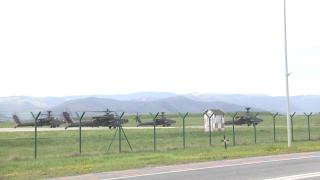 13 elicoptere de luptă Apache, "parcate" pe aeroportul din Sibiu. Lumea s-a strâns ca la urs să le fotografieze