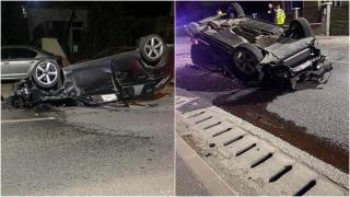 Beat și fără carnet la volan. Un tânăr de 22 de ani s-a răsturnat cu mașina după ce a intrat într-un gard și a lovit două vehicule, în Borșa. A plecat la spital fără să anunțe poliția