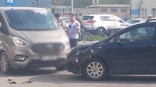 "Dintr-o dată am auzit: bum". Motociclist, spulberat de maşină pe o stradă din Reşiţa. La câteva străzi depărtare, o fetiţă de 3 ani a fost rănită într-un alt accident