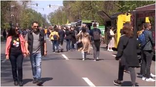 Street Food Festival pe Bulevardul Kiseleff. Comercianţii îi atrag pe bucureşteni cu mâncăruri inspirate din toate bucătăriile lumii