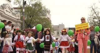 Simfonia Lalelelor, un spectacol de culoare în Piteşti. Îmbrăcaţi în flori şi în costume viu colorate, copiii au fost vedetele evenimentului