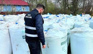 Peste 80 de tone de îngrăşământ chimic, descoperite lângă o şcoală din Botoşani: "Dacă mergeau copiii şi se jucau pe acolo. Ferească Dummnezeu"