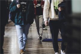 Elevii nu mai au voie cu telefoane mobile la ore şi să fumeze la şcoală