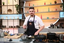 Chefi la cuţite. Tânărul din Drobeta-Turnu Severin care a gătit pentru Pep Guardiola și Ronaldo participă diseară la emisiune. Jocul de amuletă este jurizat de Alina Ceușan