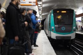 O femeie a murit după un accident bizar, la metrou. Haina i s-a agățat de ușa vagonului, iar mecanicul nu a observat