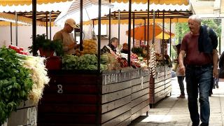 Tarabele sociale, puse la dispoziţia producătorilor cu venituri reduse. Comercianţii din pieţe, nemulţumiţi de beneficiile noilor tarabe