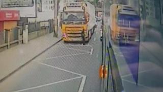 Momentul în care un TIR izbeşte o femeie, în Cluj. Bătrâna se grăbea să prindă tramvaiul şi nu a văzut camionul