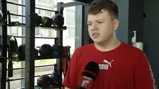La 17 ani şi 135 kg, Mihai simţea că îşi pierde viitorul pentru dulciuri şi fast food. Rezultatul obținut în 6 luni