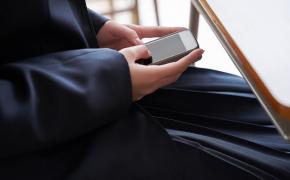 Filme pentru adulți, proiectate direct pe tabla interactivă, în pauză. Elevii unui liceu din Pașcani, subiect de anchetă