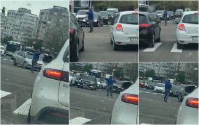 "Un erou indubitabil". Supărat din cauza aglomerației dintr-o intersecție din Constanța, un bărbat s-a dat jos din mașină și a început să dirijeze traficul