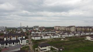 "La un moment dat am vrut să vând". Complex rezidenţial de "lux", cu o singură stradă de 3 paşi lăţime, care în capăt se blochează în alt complex