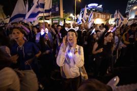 Israelienii au umplut iar străzile din Tel Aviv, pentru a 17-a săptămână la rând. Netanyahu a anunțat o pauză în reforma judiciară