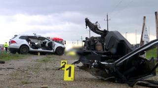 "Am frânat brusc, a tras de volan, dar tot în noi intra". Tragedie cu doi morți lângă Timișoara, după ce un VW a intrat cu viteză într-un TIR, pe contransens