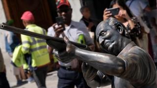 Statuie care îl ironizează pe fostul rege al Spaniei, amplasată în Madrid. A devenit virală pe reţelele de socializare