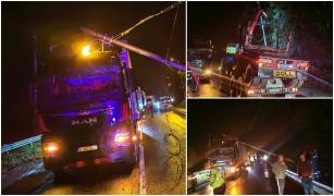 Un stâlp de electricitate s-a prăbușit peste un TIR, în Toplița. Partea din spatele camionului a fost distrusă