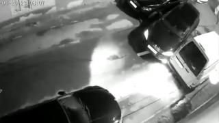 Un șofer teribilist a făcut praf 8 vehicule pe o stradă din Sibiu. S-a urcat cu mașina peste ele, apoi a abandonat-o. Oamenii spun că ar fi fost drogat