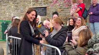 Kate Middleton, "jefuită" de un bebeluș în timpul unui eveniment public. Micuțul a reșit să ia geanta din mâna prinţesei de Wales, refuzând să i-o dea înapoi