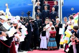 Momentul în care Papa Francisc a aterizat în Ungaria. Întâlnirea sa cu premierul Viktor Orban stă sub semnul războiului din Ucraina