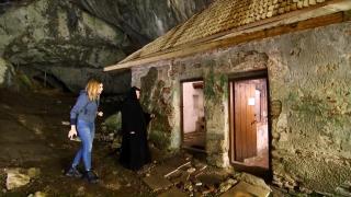 "Au zidit două bisericuţe". Două lăcașuri din Vâlcea, comorile credinţei ascunse într-o peșteră din inima pământului. Măicuța Gherasima, de 15 ani "paznicul" lor