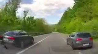 Dublă depăşire care se putea încheia tragic, pe un drum din Mehedinţi. O cameră de bord a surprins imaginile de infarct