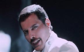 Pantalonii scurţi din piele ai lui Freddie Mercury, purtaţi la concertele din Birmingham şi Toronto, vânduţi cu 18.000 de lire sterline