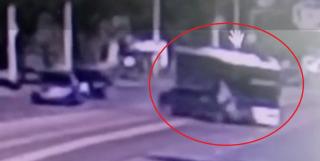 Şapte persoane au avut nevoie de ajutorul medicilor, după ce un şofer neatent a întors prin faţa unui autobuz, în Iaşi