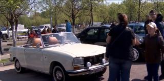 Calea Victoriei, redeschisă exclusiv pietonilor. Copiii, fascinaţi de expoziţia de maşini istorice