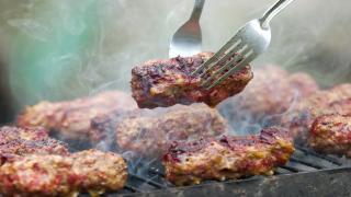 Cât costă să faci grătarul de 1 Mai în în pădurile din jurul Capitalei. Ce amenzi riscă cei care își pregătesc micii în locuri nepermise