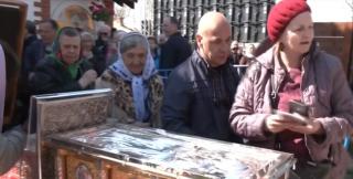 Mii de credincioşi petrec 1 mai la cel mai mare pelerinaj din sudul ţării. "Asta îmi doresc, ca oamenii să plece de aici încredinţaţi că rugăciunile le sunt ascultate"