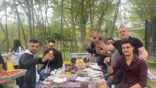 1 Mai ca acasă. Românii din Italia au sărbătorit tradiţional, cu mici şi grătare. Magazinele româneşti, golite