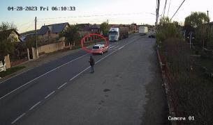 Spulberat pe trecere de un TIR, în Dâmbovița. Accidentul a fost filmat de o cameră de supraveghere