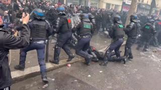 Franţa, răvăşită de proteste. Peste 2 milioane de oameni au ieşit pe străzi de 1 Mai. Confruntările dintre manifestanţi şi Poliţie au făcut şi victime nevinovate