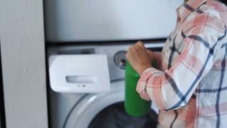 Detergenţii, interzişi la sticlă sau pungă de plastic. Clienţii vor fi nevoiţi să meargă la magazin cu propriul recipient