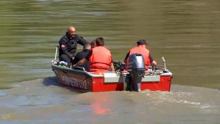 Pompierii din Ungaria, chemaţi în ajutor pentru a găsi cele 4 persoane dispărute pe râul Mureş. Un preot va ţine o slujbă la locul tragediei
