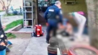 Şi-au împărţit pumni şi picioare în plină stradă, în Arad. Soţia unuia dintre cei implicaţi a cerut ajutorul poliţiştilor ca să îşi salveze bărbatul