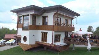 O casă construită cu susul în jos, magnet pentru turiștii care ajung pe Valea Avrigului. "Foarte frumos, îmi aminteşte de copilărie"
