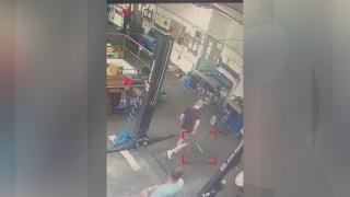 Un bărbat din Bârlad a atacat cu toporul maşina unui rival pe care-l credea amantul soţiei. A vrut apoi să se sinucidă, dar a fost prins de poliţie