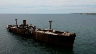 Epava din Costineşti s-a rupt în două. "Evanghelia" are 81 de ani, dar nepăsarea va face din celebrul simbol doar o amintire